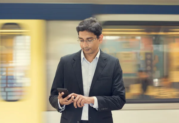 Homem de negócios indiano usando smartphone — Fotografia de Stock