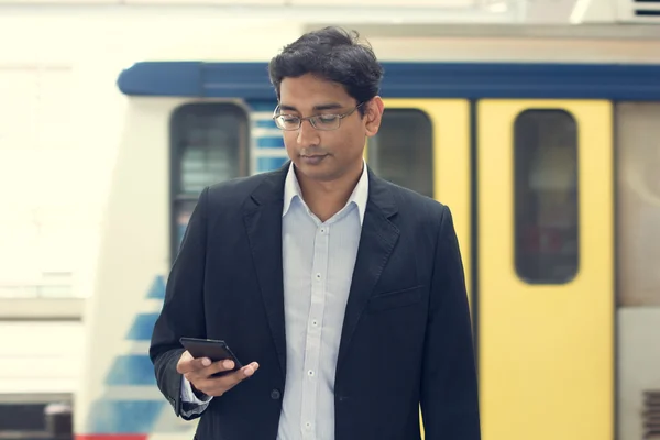 Uomo d'affari indiano utilizzando smartphone — Foto Stock
