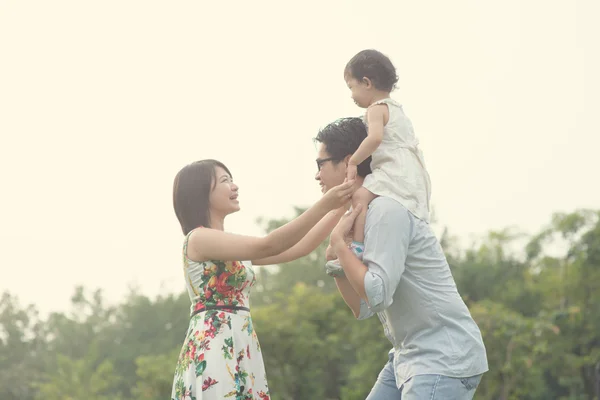 Famiglia asiatica che gioca e gode — Foto Stock