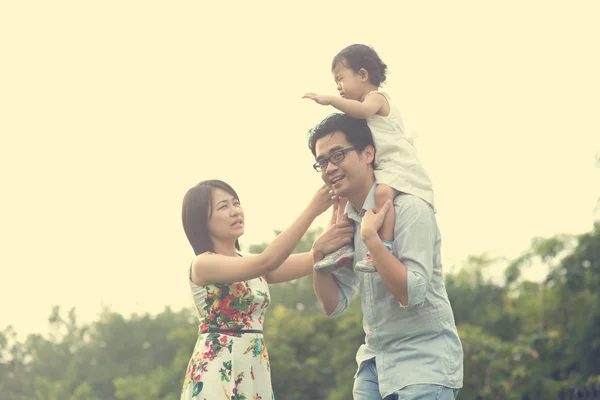 Азіатський сім'ї граючи і насолоджуючись — стокове фото