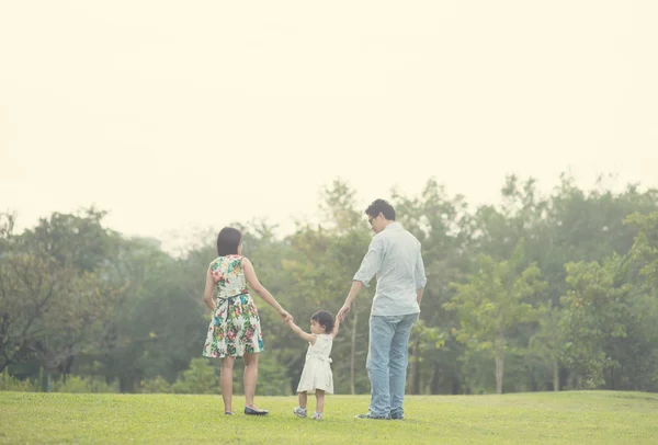 Asiática familia jugando y disfrutando —  Fotos de Stock