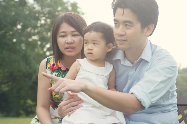Aziatische familie spelen en genieten van — Stockfoto