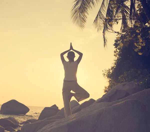 Kadın plajda yoga yapıyor. — Stok fotoğraf