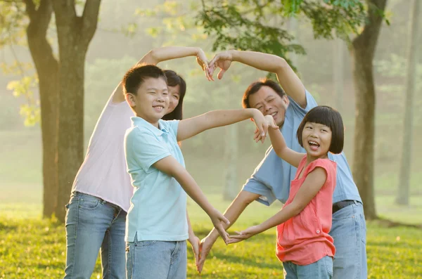 Famiglia asiatica godendo a piedi — Foto Stock