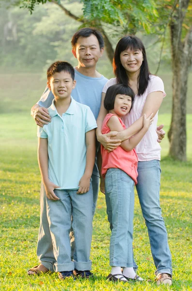 Asiática familia disfrutando caminar —  Fotos de Stock