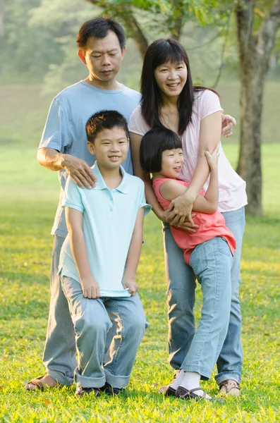 Asiatiska familj njuter av promenad — Stockfoto