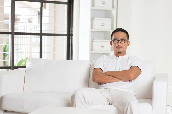 Asiático macho sentado en sofá — Foto de Stock