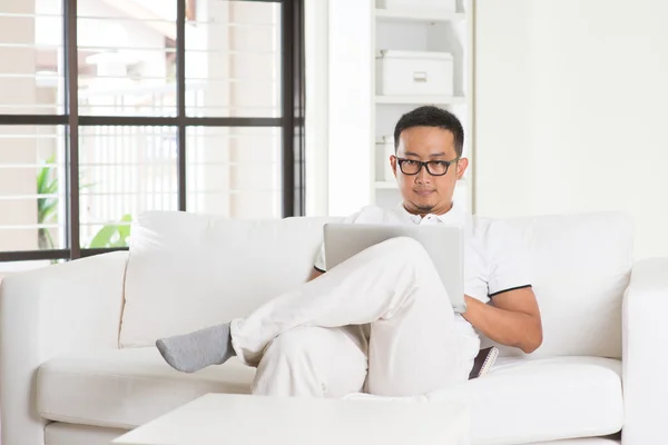 Asiatiska män använder internet — Stockfoto