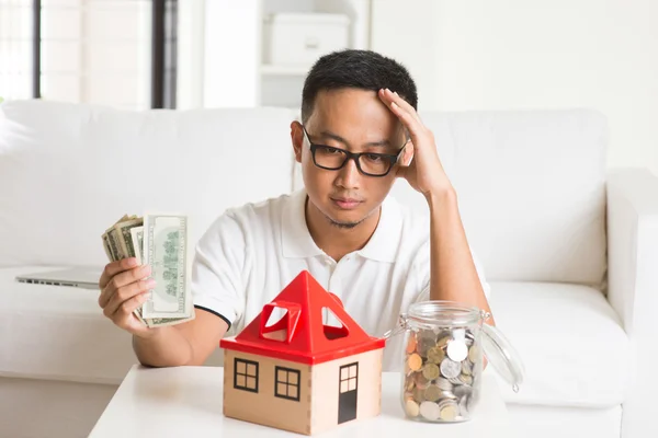 Asiático macho y casa préstamo — Foto de Stock