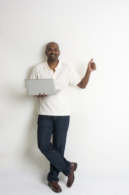 Bir dizüstü bilgisayar ile rahat Hintli erkek