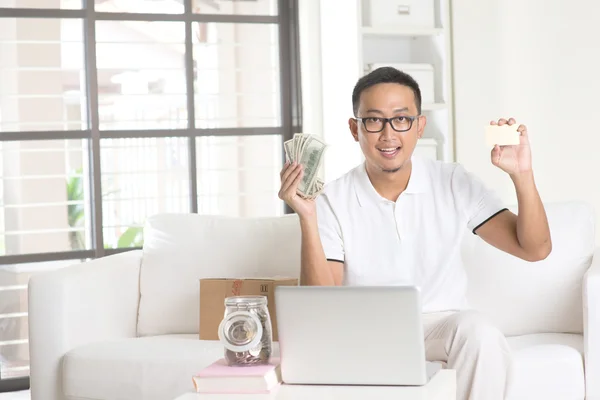 Ásia masculino aproveitando dinheiro — Fotografia de Stock