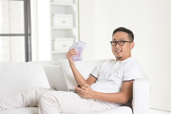 Asiático macho disfrutando efectivo — Foto de Stock