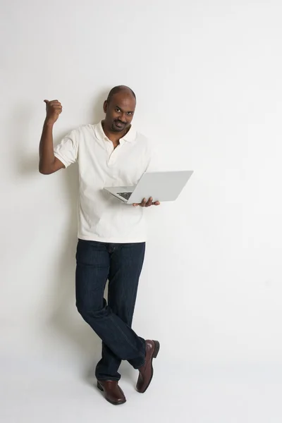 Индийский мужчина с ноутбуком — стоковое фото