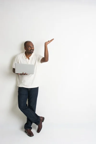 Indiano masculino com um laptop — Fotografia de Stock