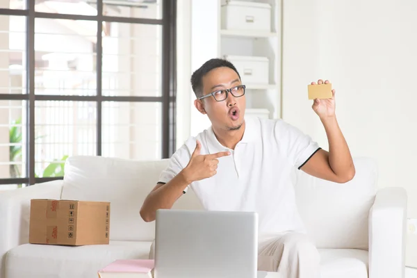 Asiático macho con tarjeta de crédito — Foto de Stock