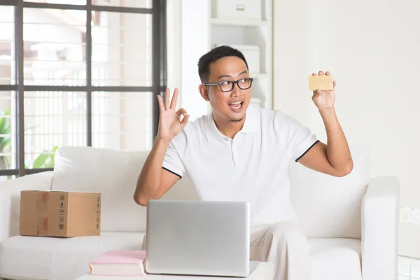 Asiático macho con tarjeta de crédito — Foto de Stock