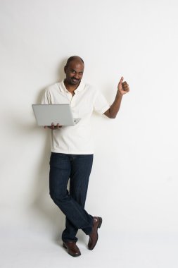 Bir dizüstü bilgisayar ile Hint erkek