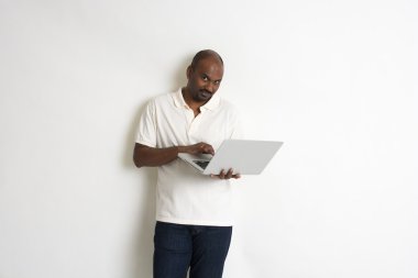 Bir dizüstü bilgisayar ile Hint erkek