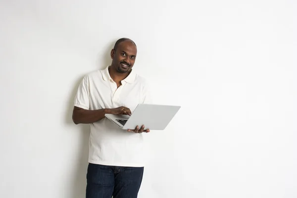 Indiase man met een laptop — Stockfoto