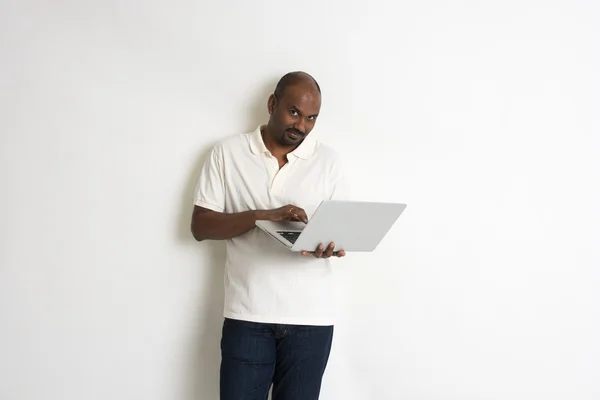 Indyjski mężczyzna z laptopa — Zdjęcie stockowe
