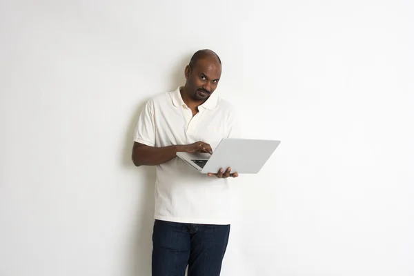 Indiase man met een laptop — Stockfoto