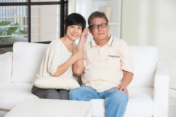 Asian senior couple on phone — Stock Photo, Image