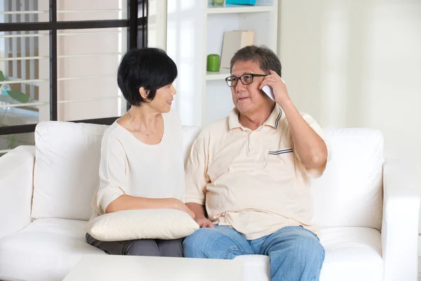 Asiatiska senior par på telefon — Stockfoto