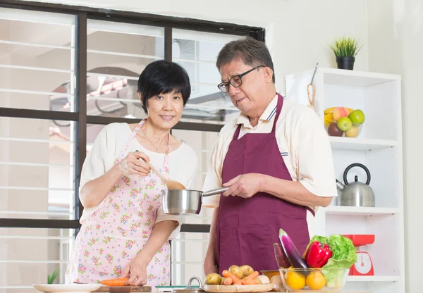 Asian senior couple cooking — Stock Photo, Image