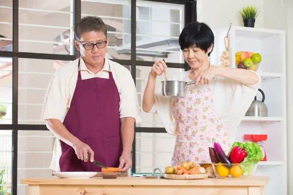 Asian senior couple cooking — Stock Photo, Image