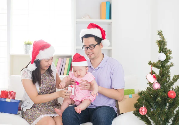 アジアの家族がクリスマスを祝う — ストック写真