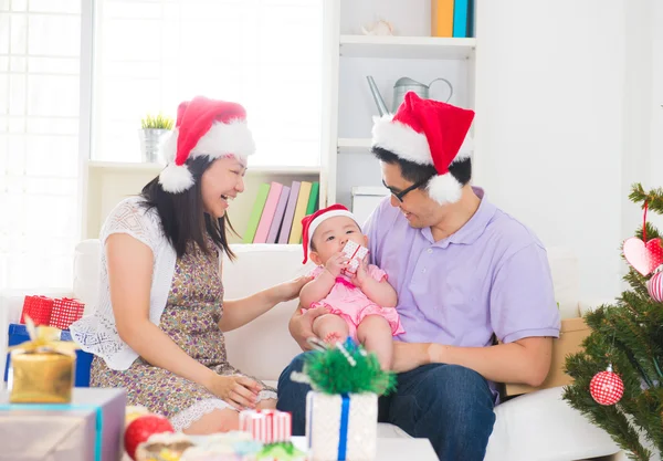 Aziatische familie vieren van Kerstmis — Stockfoto