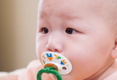 bir emzik ile Asya bebek