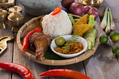 Endonezya tavuklu pilav