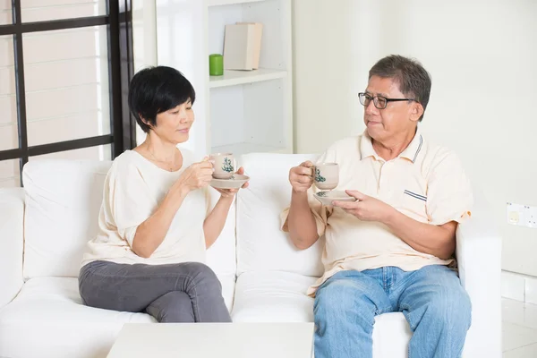 Asiatische senior Paar mit Drinks — Stockfoto