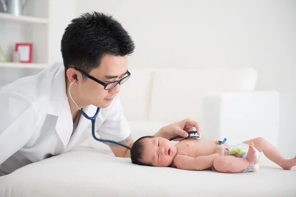 Asiático médico e recém-nascido bebê — Fotografia de Stock