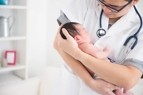 Asiatiska läkare och nyfött barn — Stockfoto