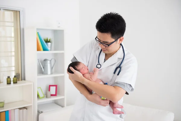 Asijské lékař a novorozence — Stock fotografie