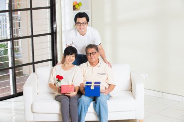 Annem ve babam için mevcut olan Asya adam