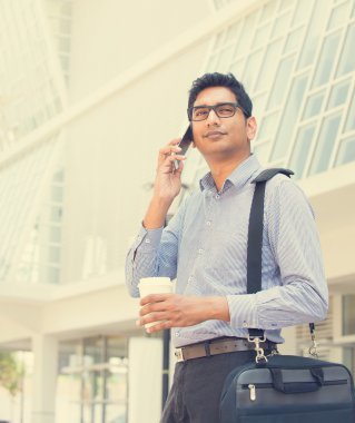 Hint iş erkek bir cep telefonu üzerinde