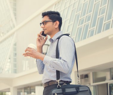 Hint iş erkek bir cep telefonu üzerinde