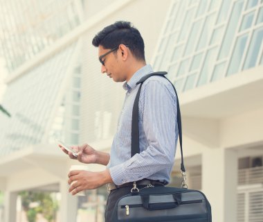 Hint iş erkek bir cep telefonu üzerinde