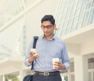 Hint iş erkek bir cep telefonu üzerinde