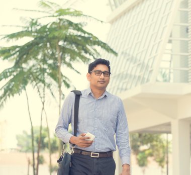 Hint iş erkek bir cep telefonu üzerinde