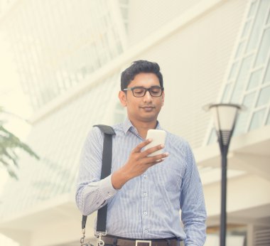 Hint iş erkek bir cep telefonu üzerinde