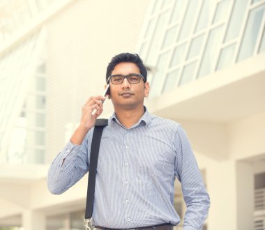 Hint iş erkek bir cep telefonu üzerinde