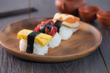 Suşi plaka üzerinde. Meze