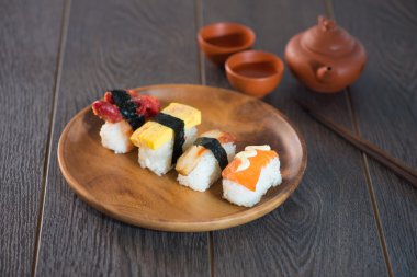 Suşi plaka üzerinde. Meze