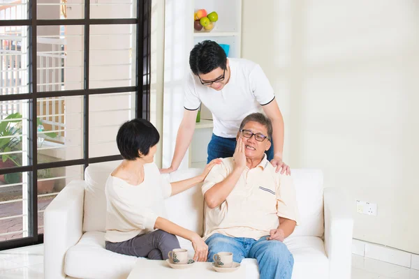 Asiático homem com doente pai e mãe — Fotografia de Stock