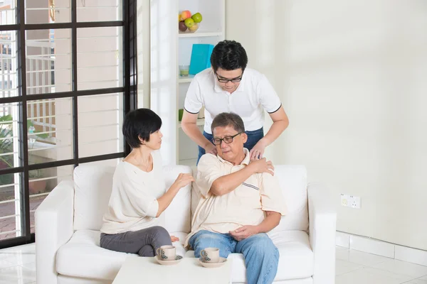 Asian man with injured shoulder father — Stock Photo, Image