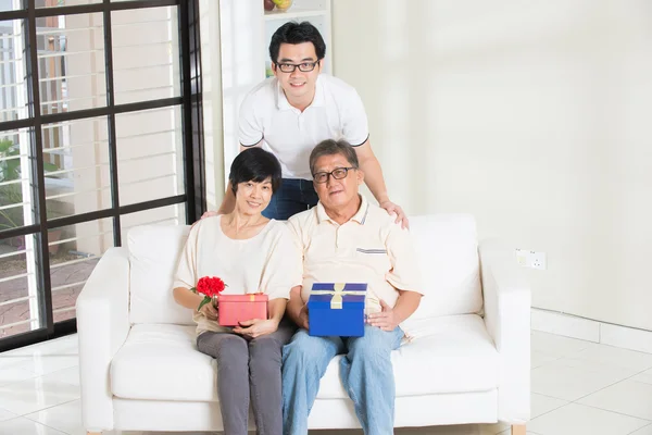 Ásia homem com presente para pai e mãe — Fotografia de Stock